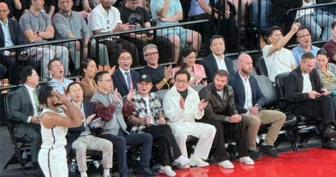 马云成龙贝克汉姆并排观赛只可惜曾凡博表现的并不怎么样！[笑cry]资本可以给你搭
