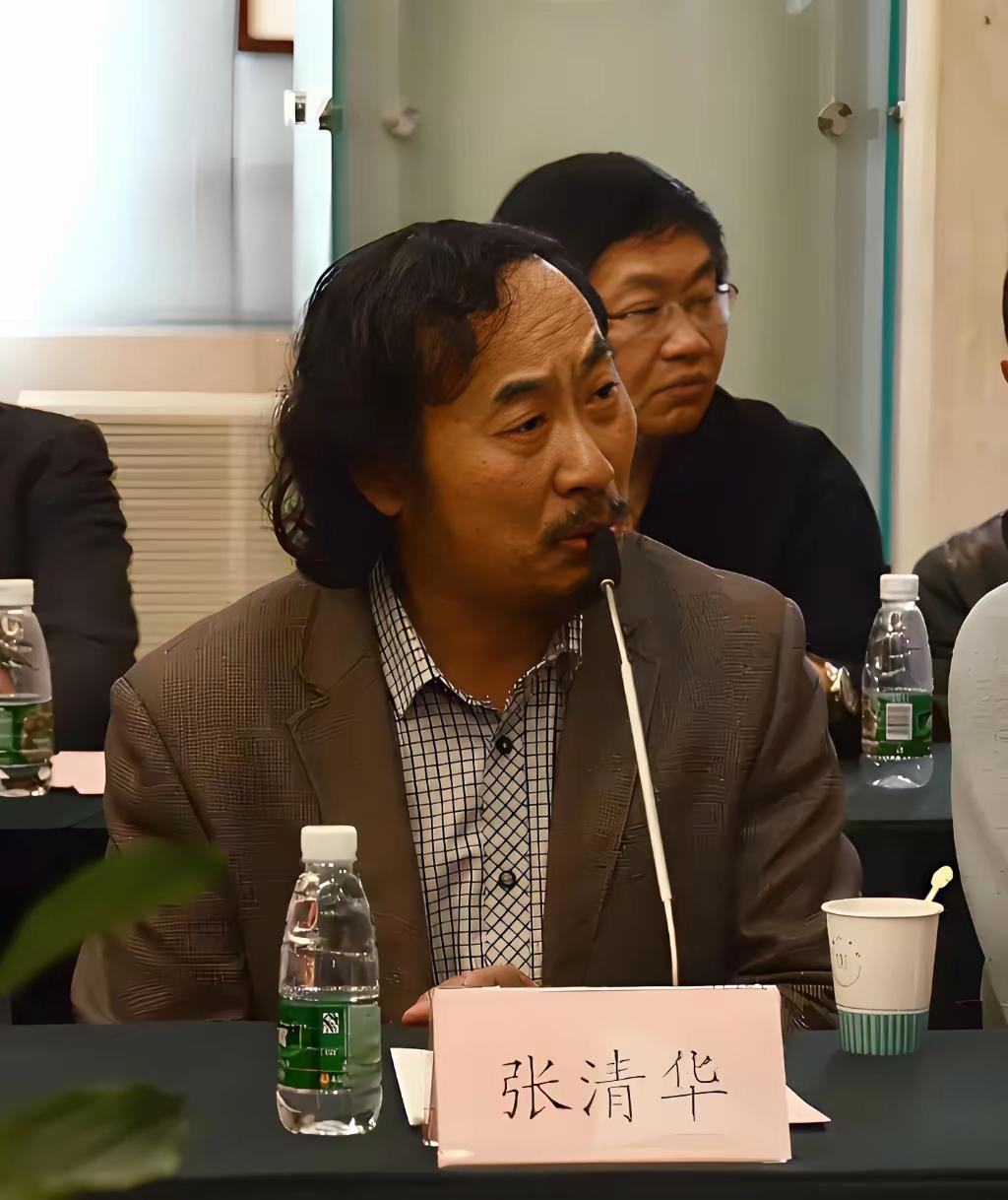 贾浅浅，管笑笑的导师张清华，
是当代中国文学的采购员。