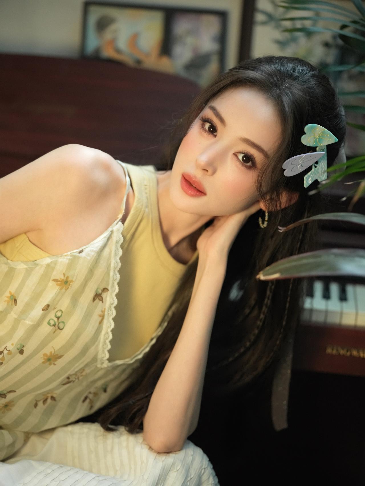 娜扎画报，复古风造型绝美！
