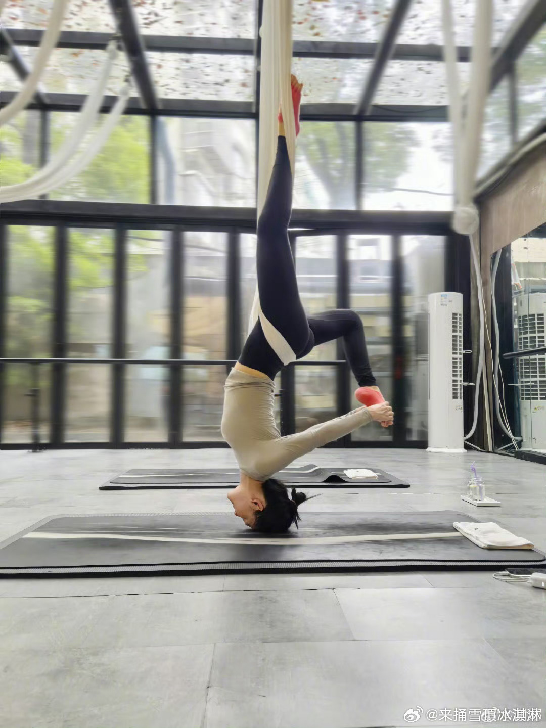 谢娜倒立看世界好啊 