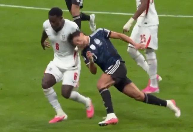英格兰vs阿根廷，射正0-0，半场0-0，犯规7-12阿根廷这种斗法不是莽，而是