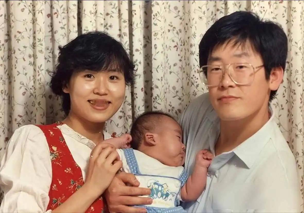 这两口子年轻的时候，颇为恩爱，韩国总统李在明和妻子金惠景生娃后拍照留恋。
这两人