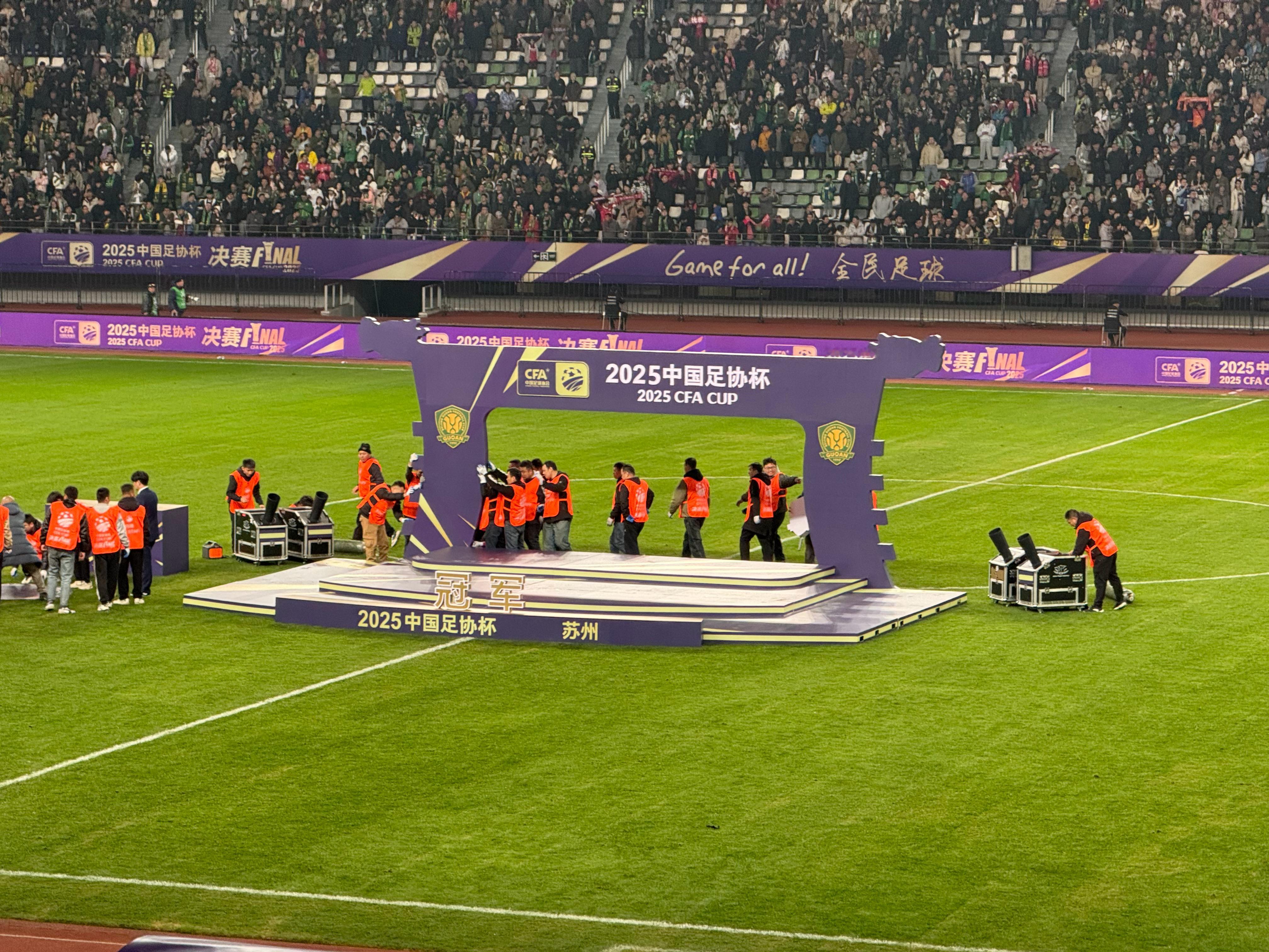 赛前恩加德乌摸了一下奖杯，这场比赛他成了战神。“电梯战神”王刚，这场赢回了球迷的