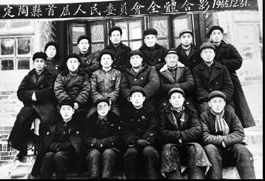 1955年12月31日定陶县首届人民委员会成立后的全员留影
为建国初期定陶地方政