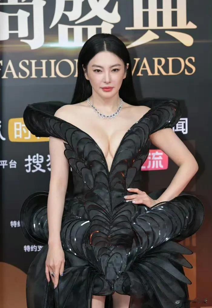 张雨绮，尴尬了！

12月22日，张雨绮因为一番言论冲上热搜，当主持人夸她造型好
