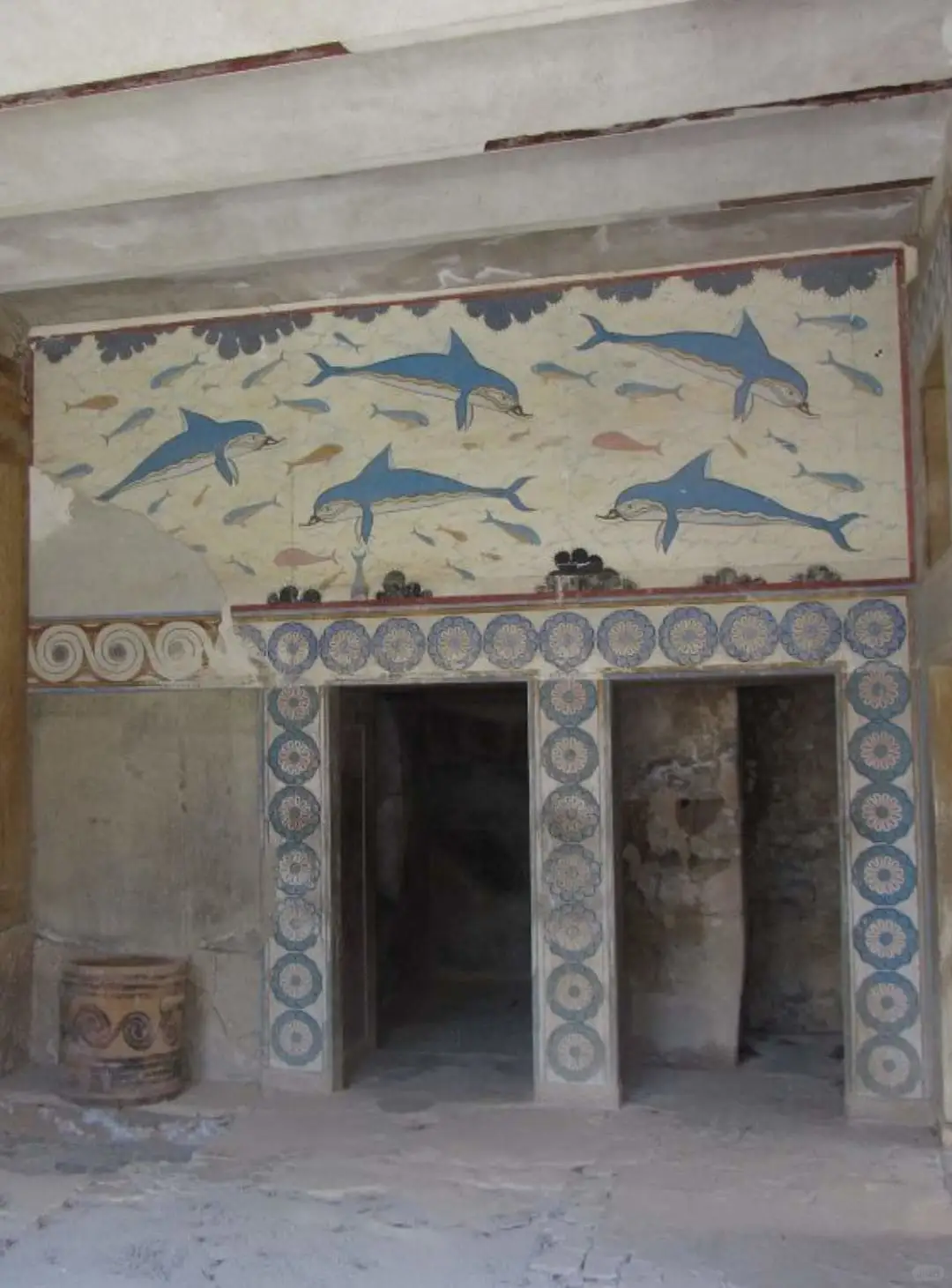 希腊克里特岛克诺索斯宫的海豚壁画（公元前 1700-1450 年）。 ...