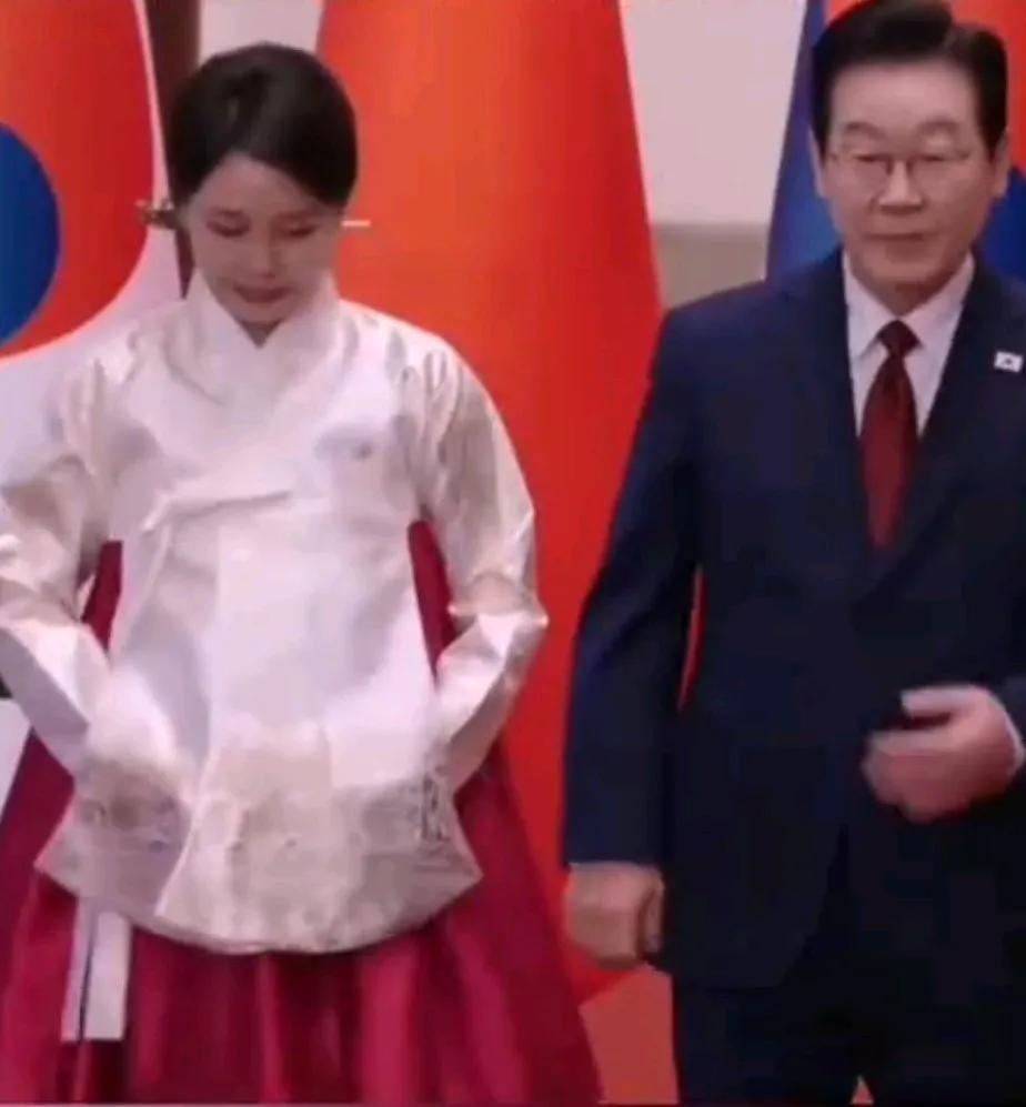 才知道，李在明访华最大的牌是老婆，金惠景，举手投足真给他长脸啊！
昨日，金惠景一