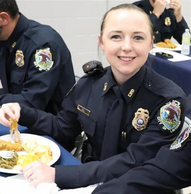 2023年，一名美国女警婚内出轨，工作期间与8名同事乱搞，被解雇后成脱衣舞娘在美