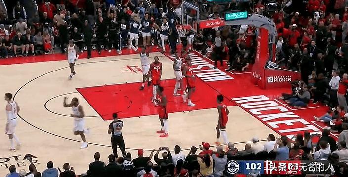 伦纳德绝杀火箭，就顶着阿们汤普森进



伦纳德太无解了，火箭派出最强大闸阿们汤