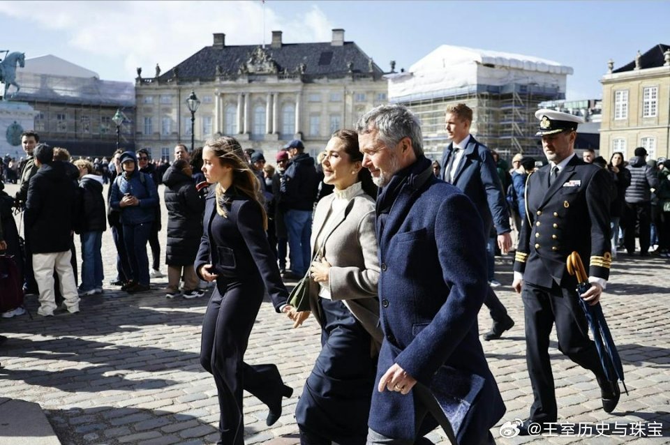 新闻 2026.4.5 丹麦国王一家从阿美琳堡宫步行至弗雷德里克教堂出席一年一度