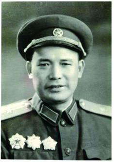1929 年，国军排长叶长庚带领 22 名士兵起义，投奔红军。彭老总奖励他200