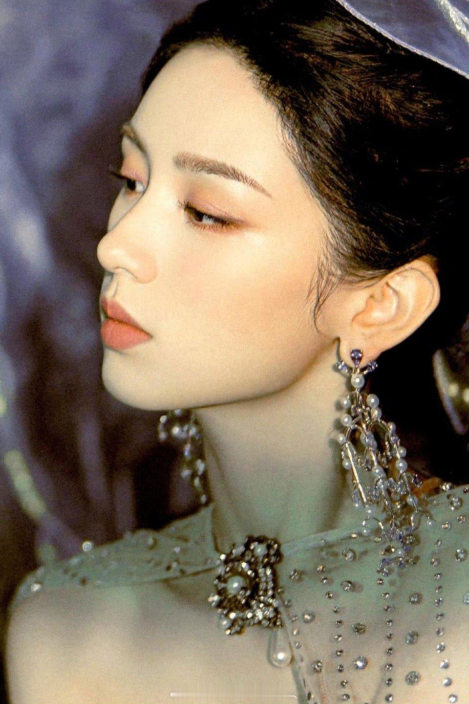 周也 油画里走出来的少女骨相太牛了