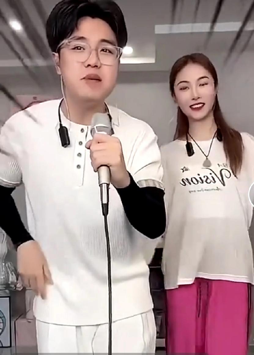 老二你哥从小就很孤独，七岁就住校。亲妈不在身边，如果没有爷爷奶奶疼他就太可怜了。