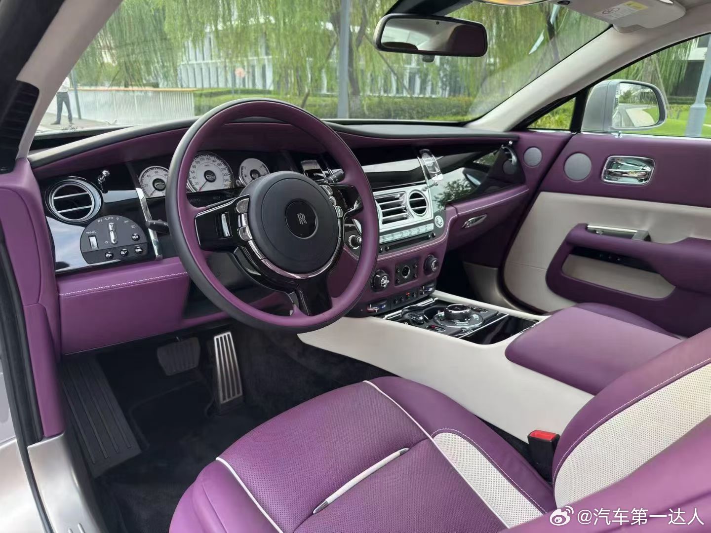 劳斯莱斯魅影 6.6T，高定版配色，谁能拒绝 
