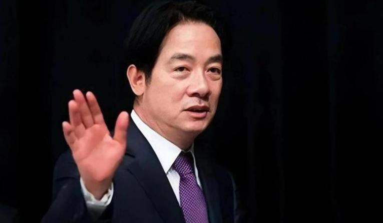 变天了！赖清德这次真被逼到了悬崖边。岛内满大街都是抗议人群，在野党更是布下天罗地