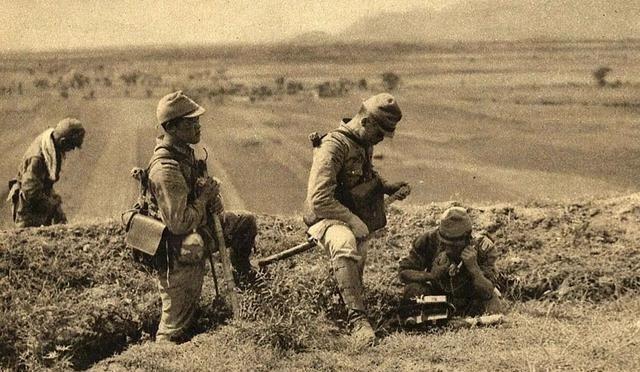 1938年，万家岭战后，漫山遍野都是腐烂的尸体，无人愿意打扫战场，一个乞丐主动前