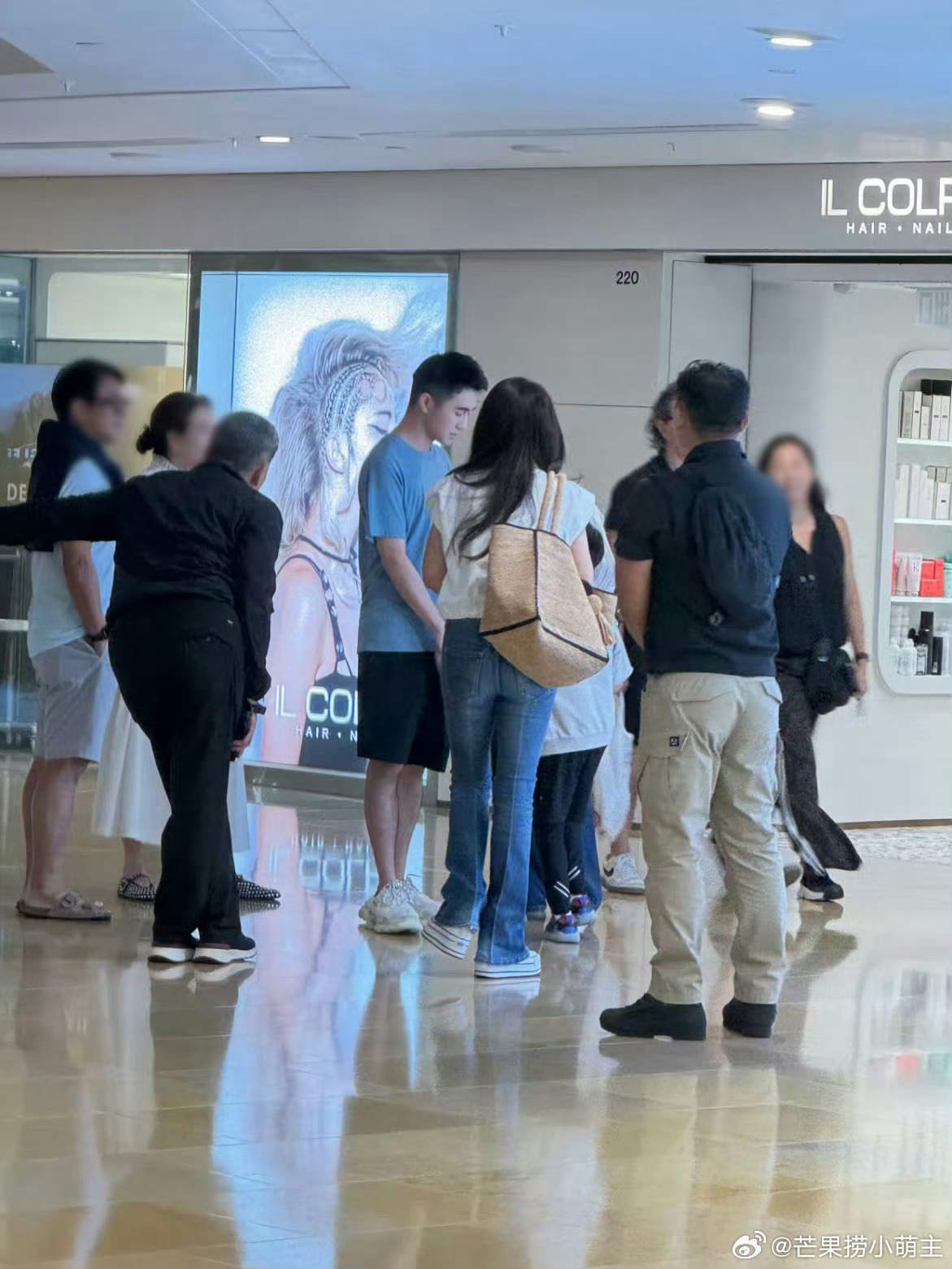 何猷君带儿子逛商场偶遇何猷君带儿子逛商场 偶遇何猷君带儿子逛商场 ​​​