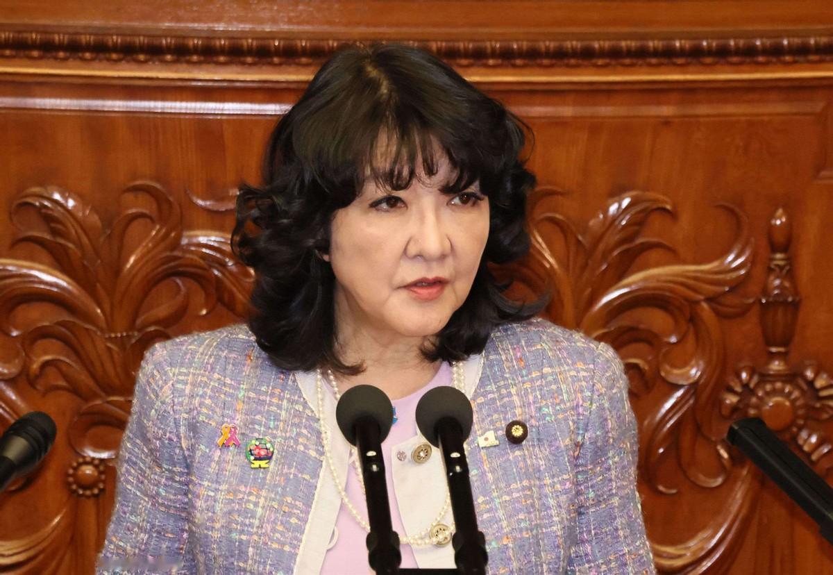 被卖了还要替美国数钱，高市早苗不仅是讨特朗普欢心。8月3日，日本终于撑不住了，财