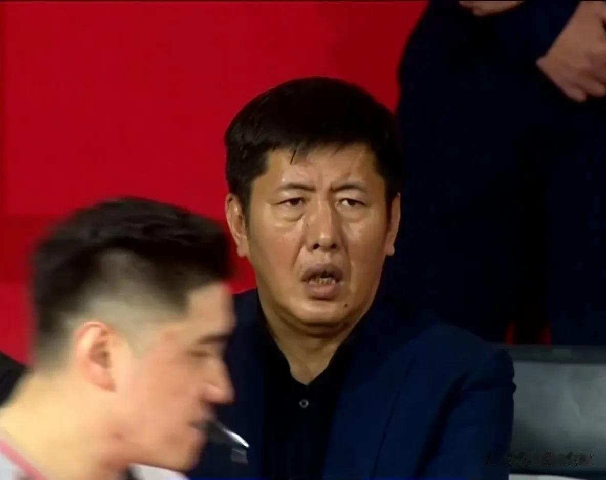 山东男篮球员把自家主教练打懵了，丁伟的表情语言：你们是要逼我走？

山东男篮做客