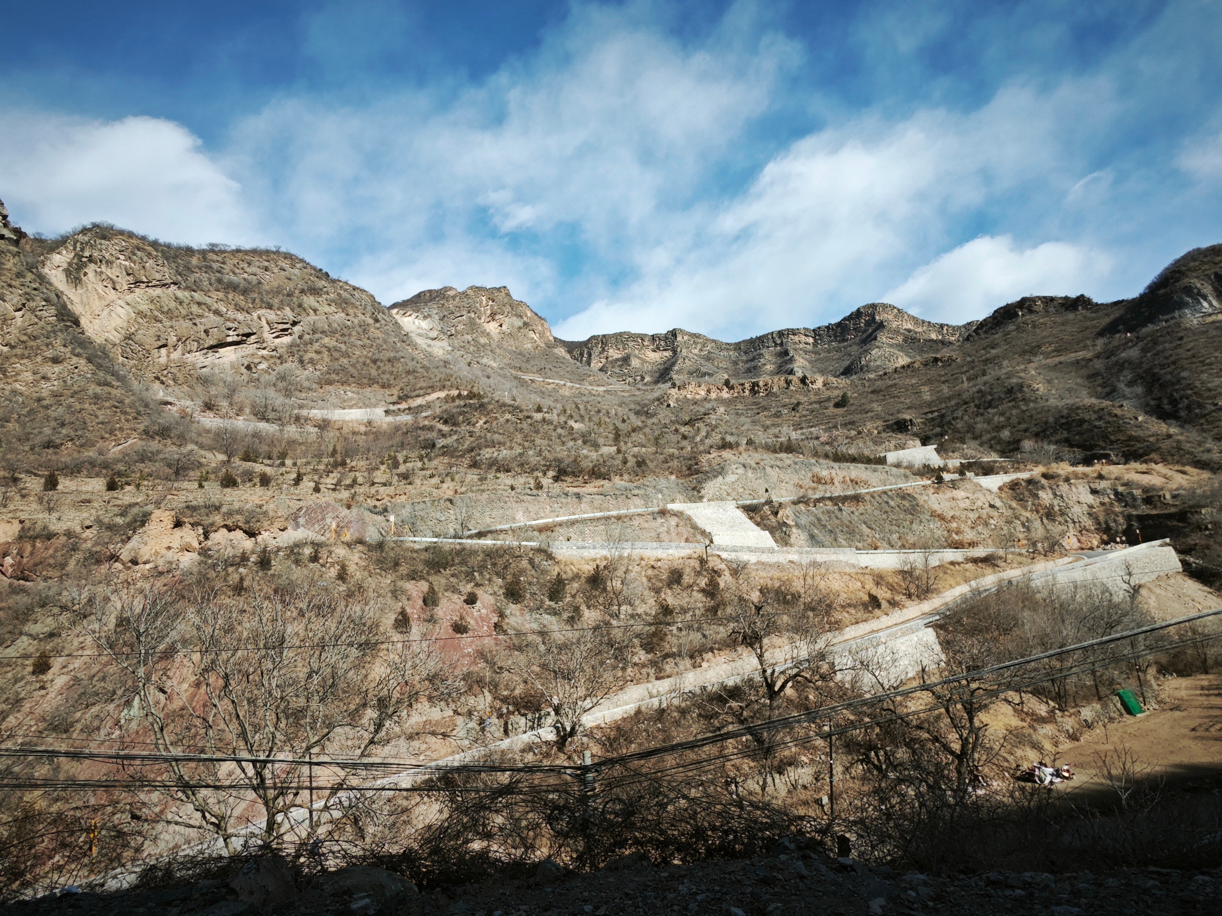 北京门头沟蒙特卡洛拉力赛段，单车道上山7.5公里且有防护栏。发卡弯弯心能站摄影师