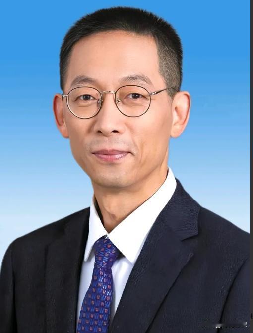 施一公院士的太太和龙凤胎儿女∶
太太赵仁滨，与施一公相差一岁，是一位美国国籍的生