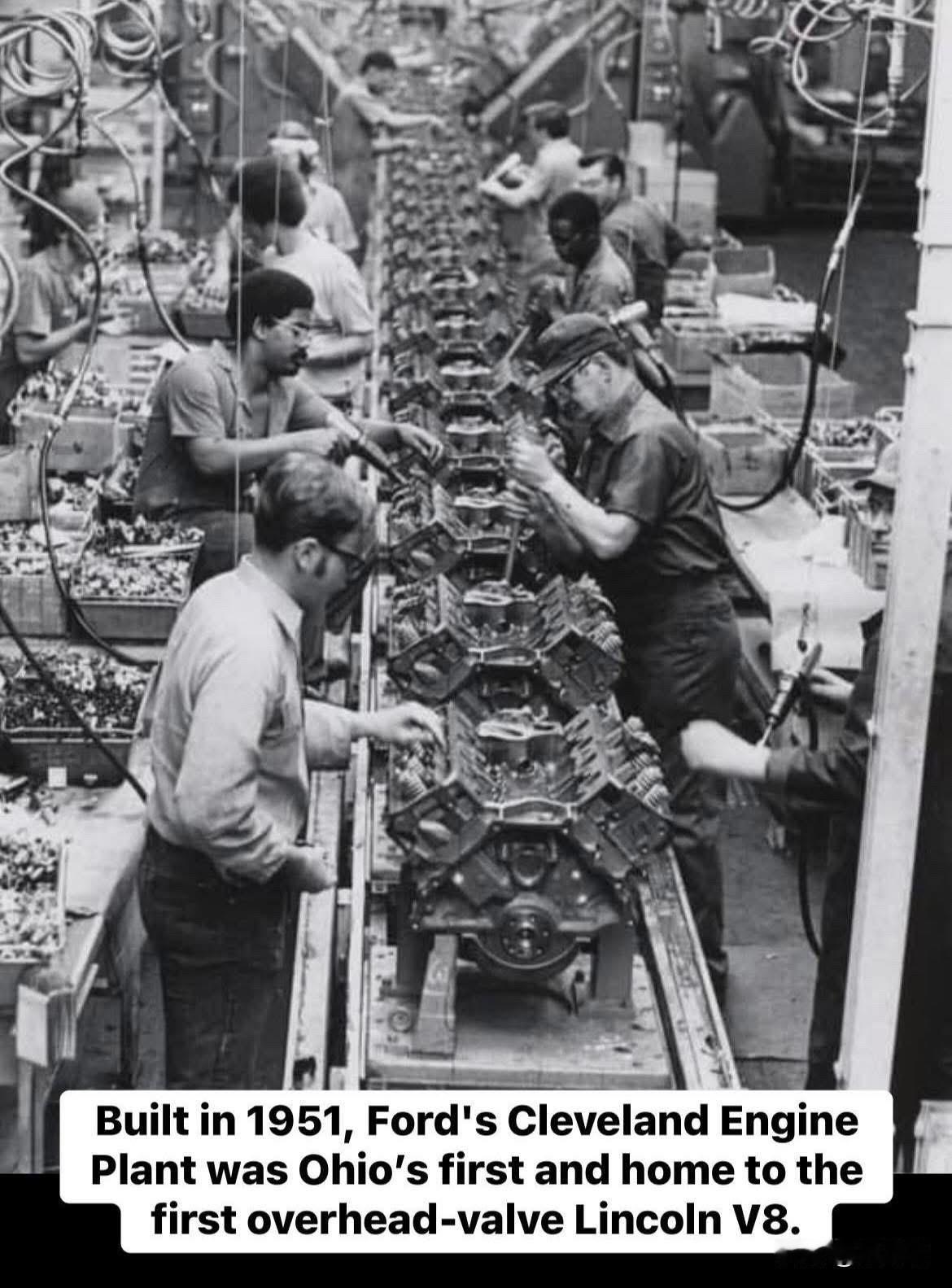 这张图片展示了福特克利夫兰发动机厂（Cleveland Engine Plant