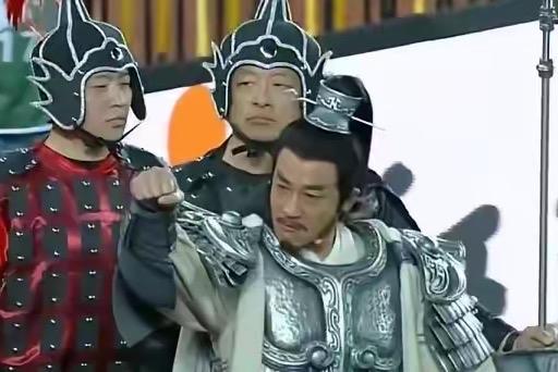 面相真是一种玄学
何润东眉眼高眼窝深，鼻梁挺，眼神有锐度
一脸的霸王像，自带的力