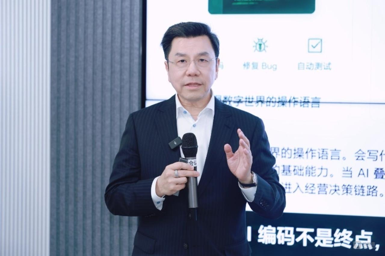 零一万物推出三款‘一号位AI’产品，李开复声称要做中国版Palantir，并计划