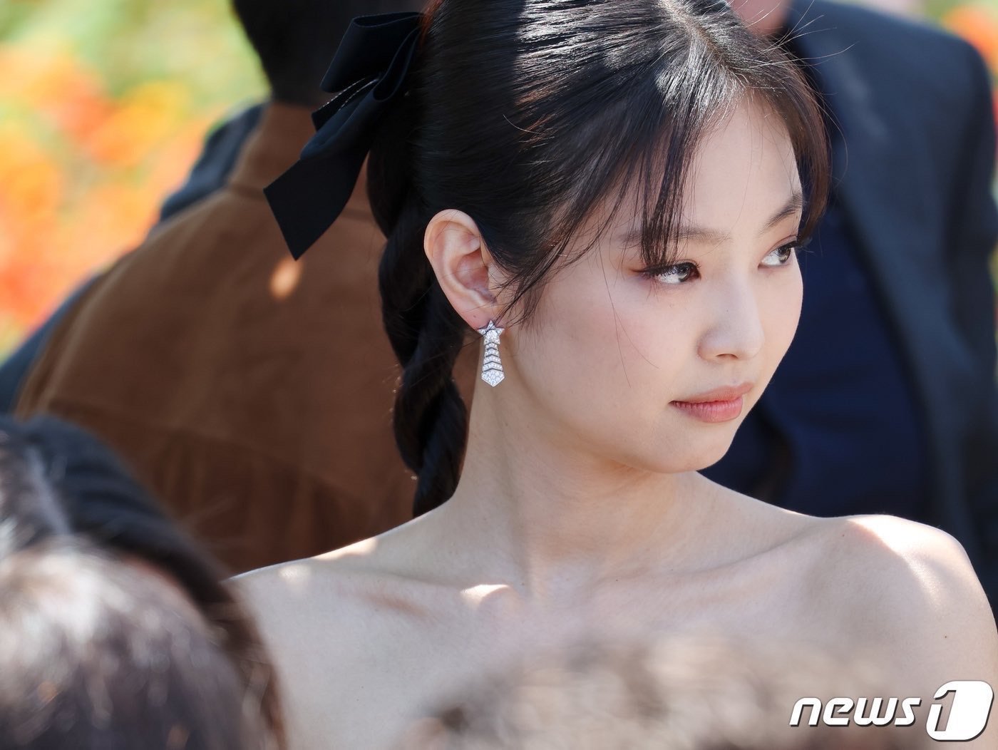 孟子义jennie穿了同款一个阴凉处拍的       一个大太阳下能抗住光的[爱