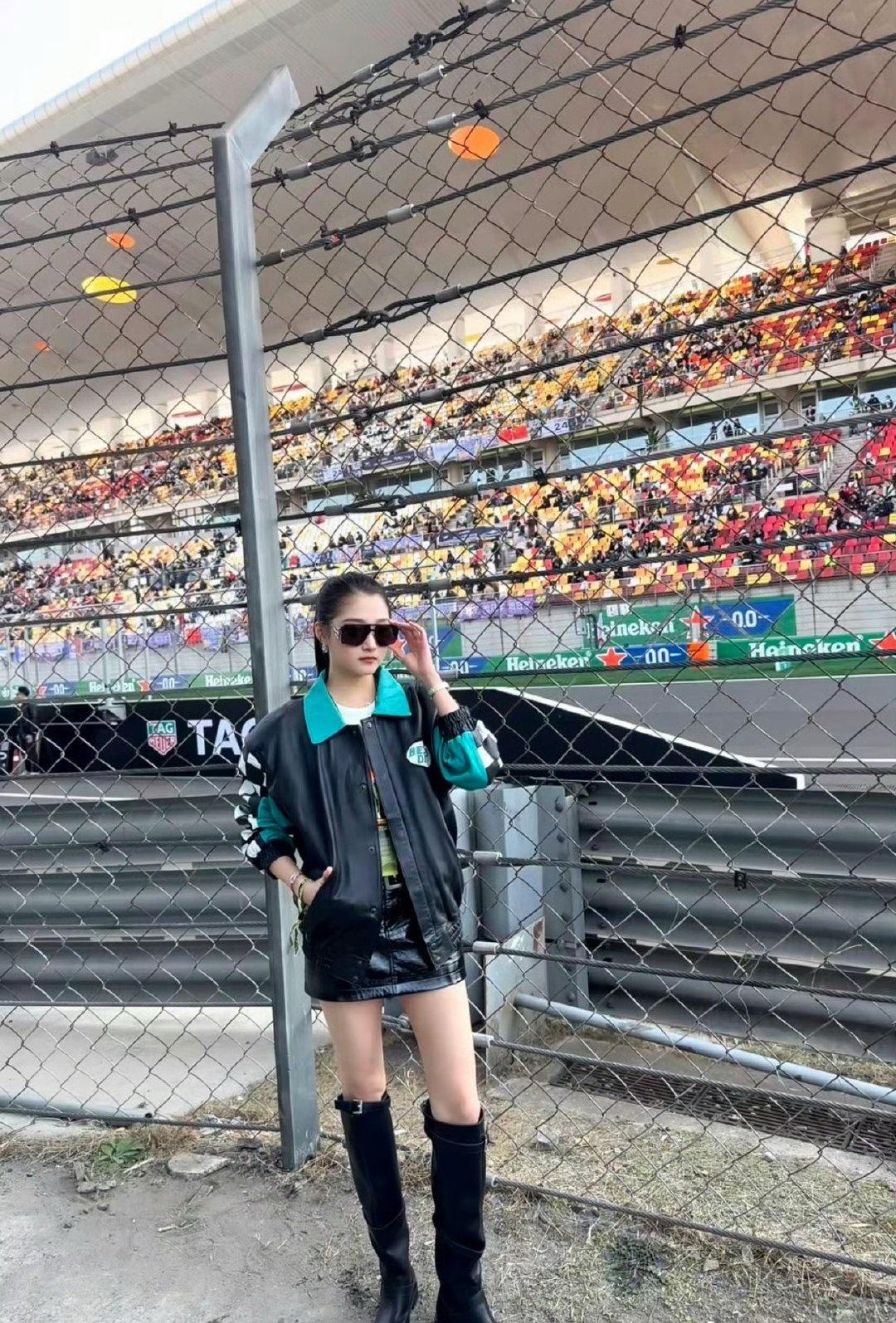 关晓彤程潇F1观赛造型，两位美女的F1观赛造型直接戳中审美点，松弛感拉满的机车风