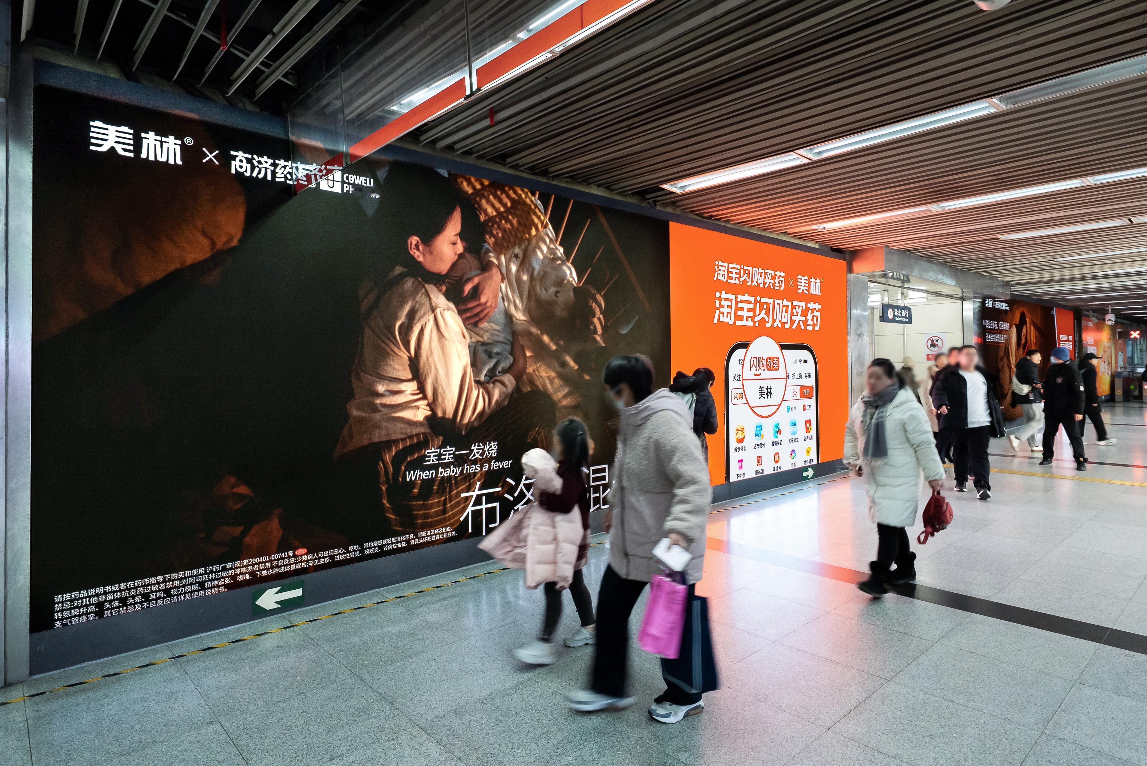 北京地铁里那些戳中妈妈的共鸣瞬间今天下班路上被国贸地铁站广告戳到了。妈妈们应该都