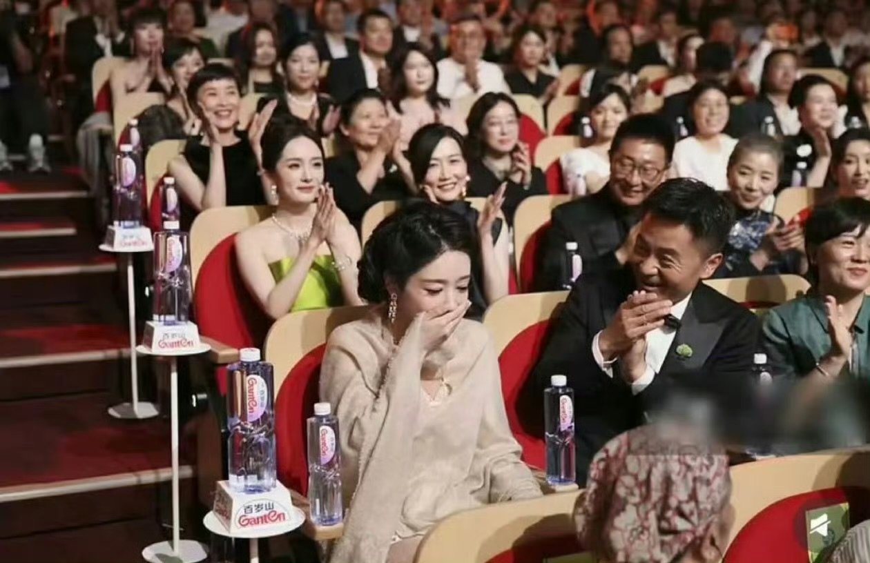 杨幂听到杨紫得奖的反应 杨幂为杨紫鼓掌看到杨幂为杨紫鼓掌瞬间破防，听见获奖消息她