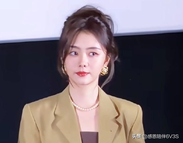 哎哟喂，松韵这一身真的绝了！以前总觉得她是那种没长开的邻家妹妹，满脸的胶原蛋白但