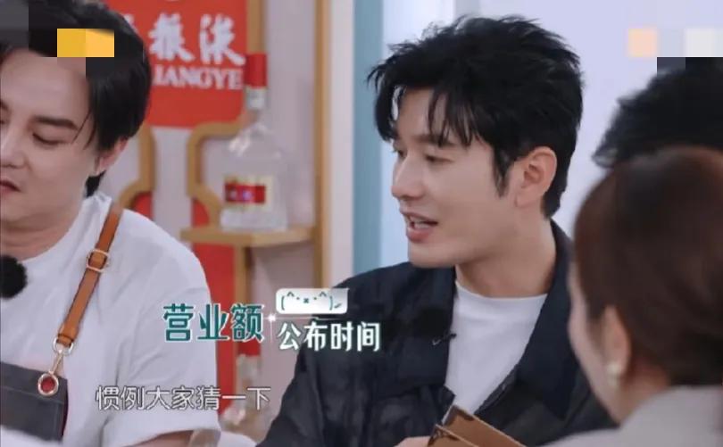 黄晓明：“今天我们的营业额，大家来猜一下有多少？”大厨：“应该有一千二吧？”胡一