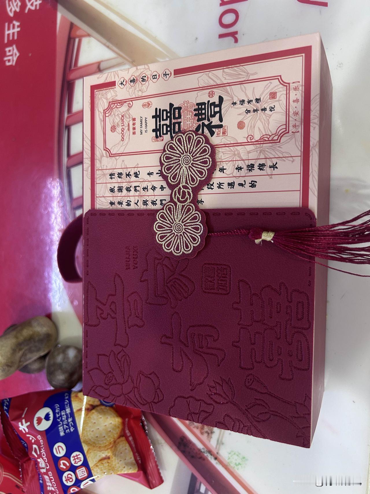 婚礼喜糖不必堆砌华丽糖纸，红纸包裹才是最动人的浪漫

如今筹办婚礼，喜糖包装早已
