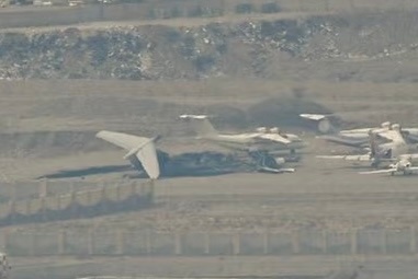 德黑兰梅哈拉巴德机场停机坪上的飞机残骸，能看出IL-76运输机和几架747，其中