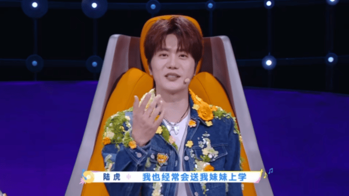 陆虎听学员唱歌偷偷抹泪中国新声代 嘉芯的歌声揉碎了手足情深，陆虎瞬间被勾起身为哥