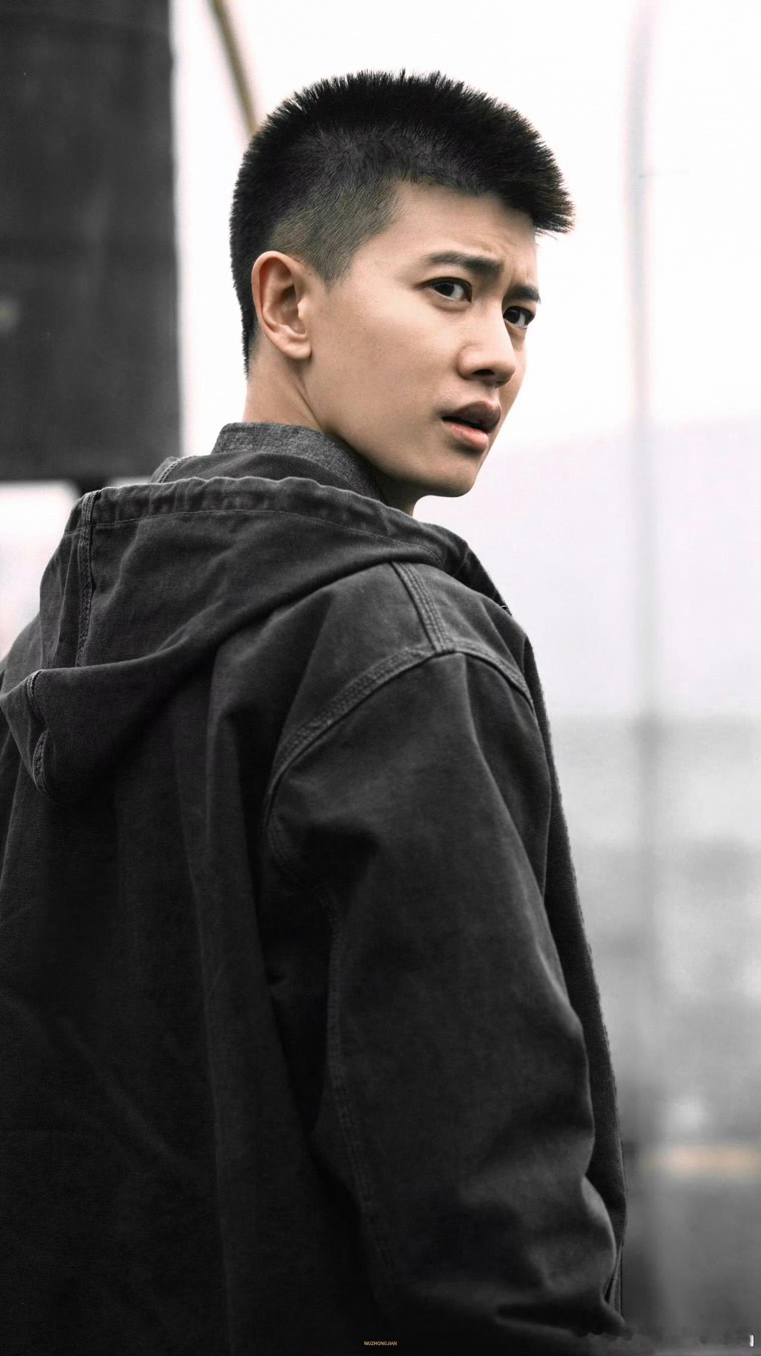 任嘉伦30句台词一点亏不吃罪案剧《深渊无间》播出后，任嘉伦饰演刑警李成的多段对手