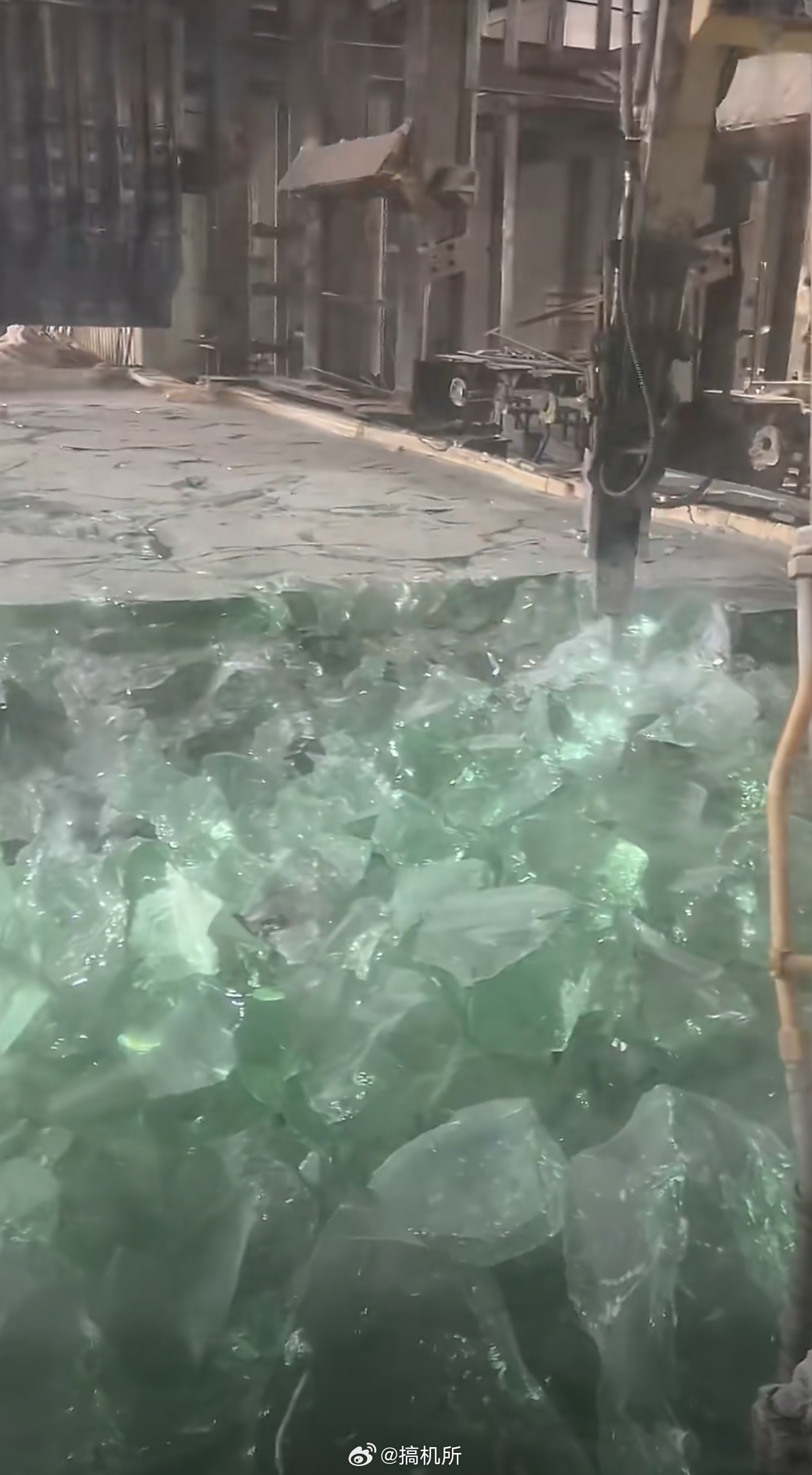 第一次知道玻璃厂不能停电玻璃厂一旦停电，重新开机不仅极其耗电，还得等炉温慢慢回升