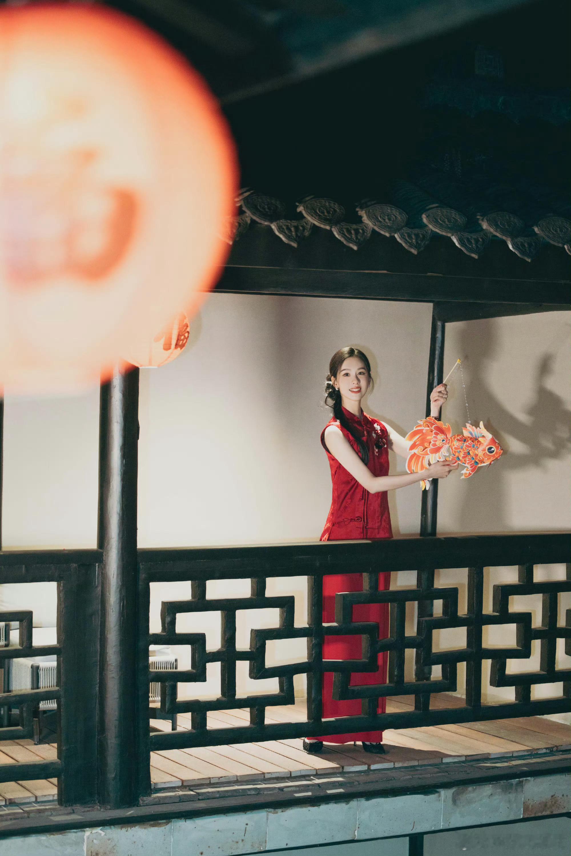 陈都灵这组图年味好浓陈都灵红旗袍提灯 嘟嘟这套图好美 感觉新年好近了 安排上手机