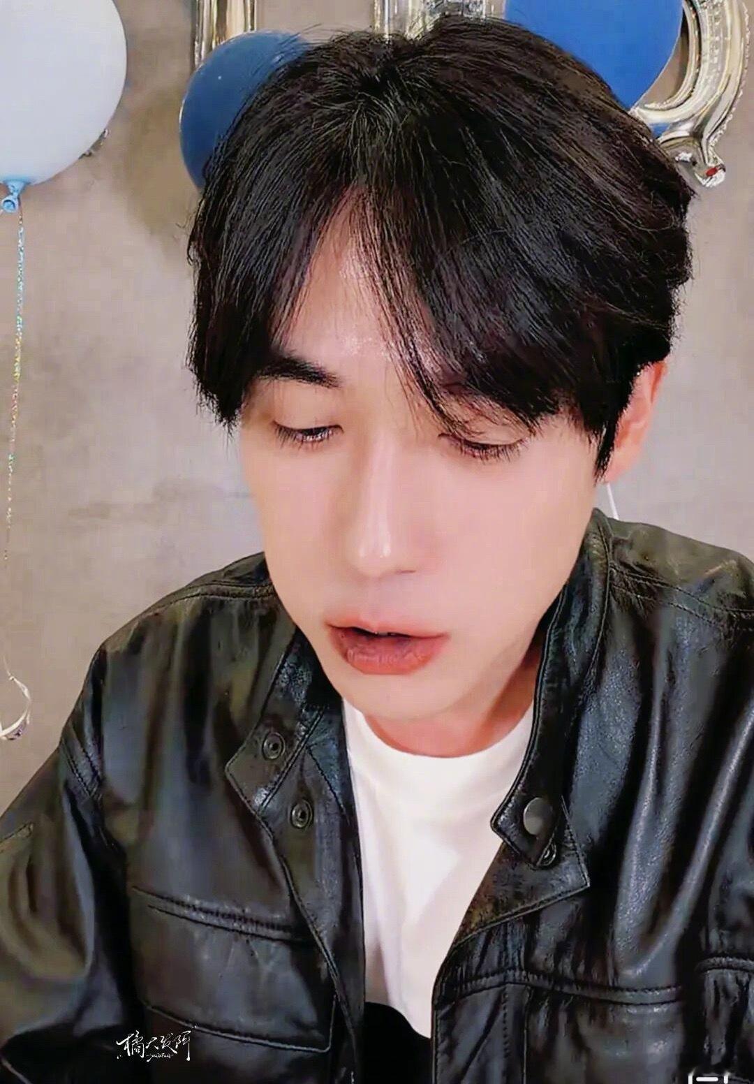 朱一龙吃蛋糕嘴全黑了 生日直播大口炫蛋糕，满嘴黑还懵懵问“这咋办”，太可爱了！祝