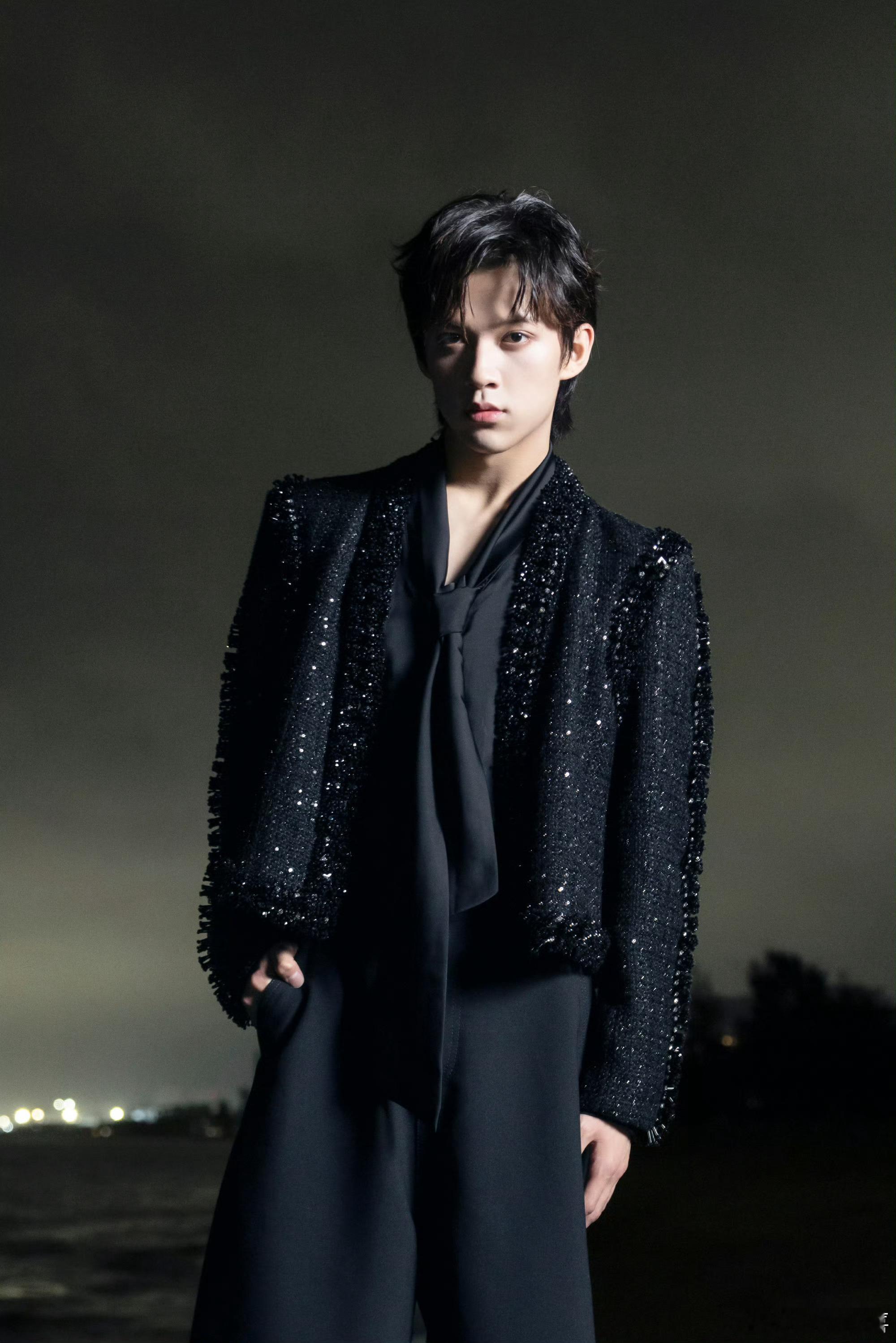 陈天润星光大赏造型陈天润的溜肩怎么不见了？身材五五分具象化了🤣这动作谁指导的？