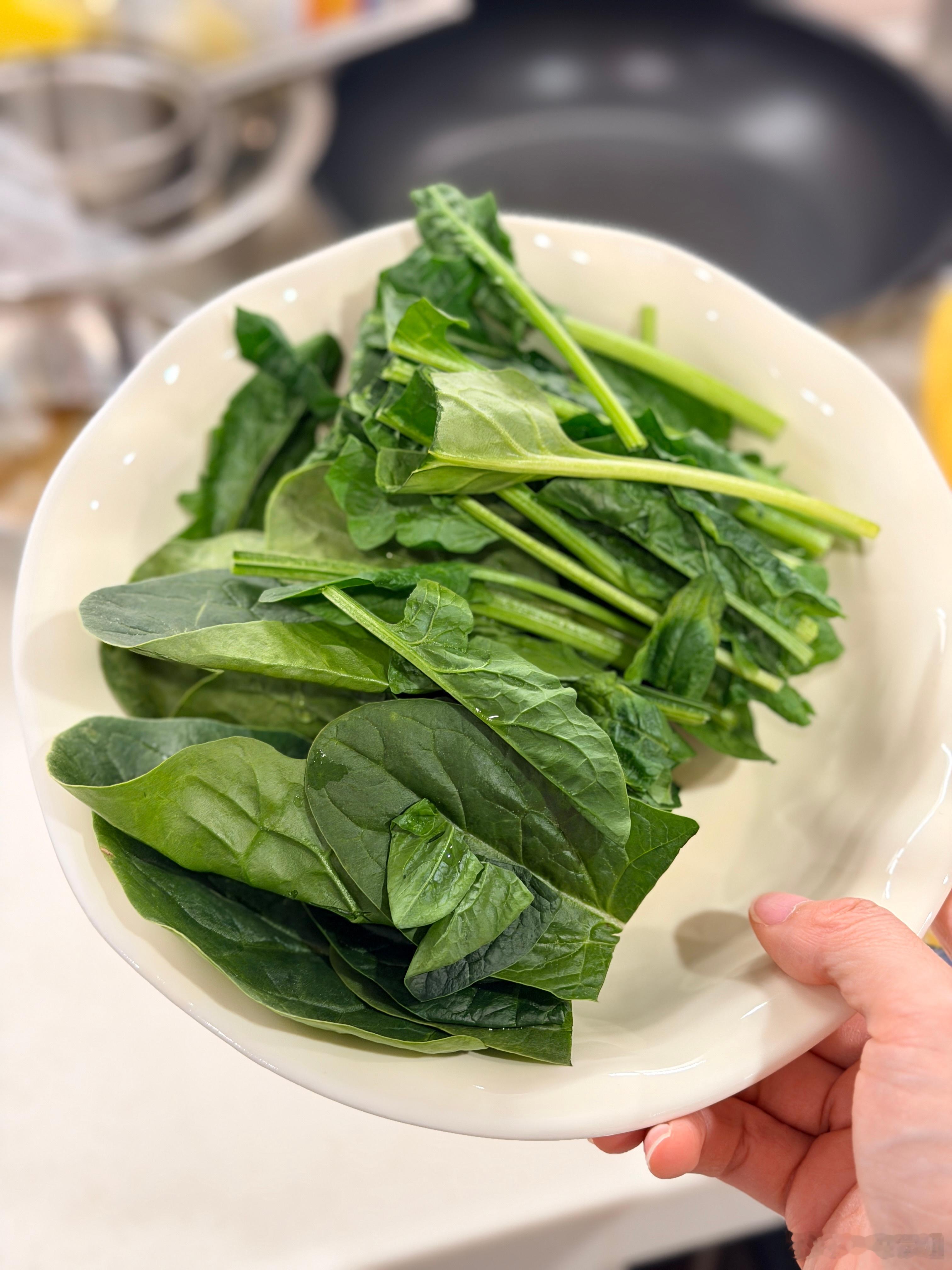 大力学姐吃菠菜！啊哈哈哈哈哈哈哈哈你们晚饭都吃了啥？ 