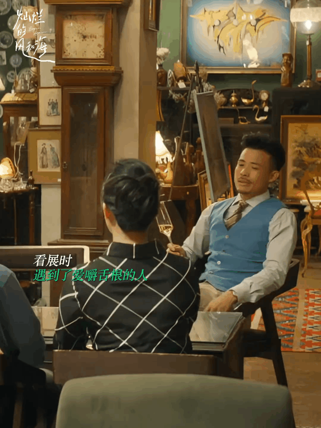 韩东君 暗爽哥  韩东君一脸暗爽，享受甜蜜时光！钟楚曦霸气护夫，这对CP糖分满满
