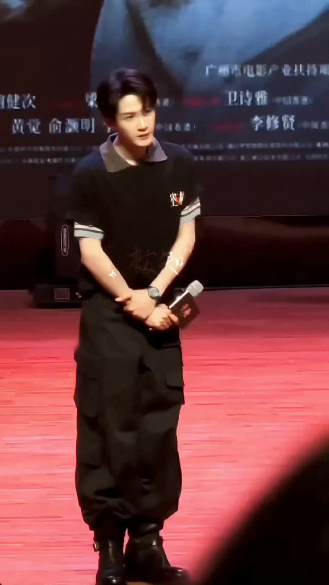 这乖乖的站姿好可爱 ​​​