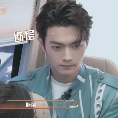 许凯装睡逃避单线许凯表情实力诠释“人麻了”，许凯装睡试图躲避单线任务，许凯不语，