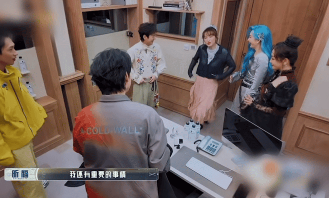 何炅吴昕魏晨小发雷霆脚最忙？何炅、吴昕和魏晨这三位综艺界的“老友记”，平日里相处