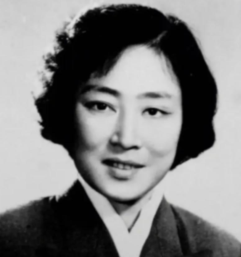1953年秦腔女演员孟遏云前往朝鲜参加慰问演出，但她有一个怪癖，从不在公共浴室洗