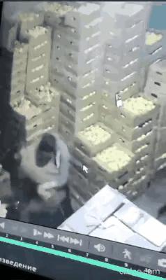 两个人在应该是在库房里发生了肢体冲突，双方棋逢对手，将遇良才，基本上就算打了个平