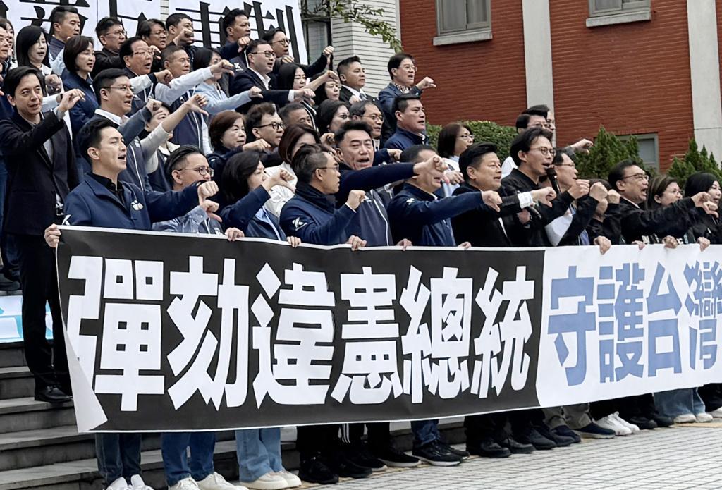 蓝白“立委”提案弹劾赖清德，万人网络投票表态，结果太震撼
台“行政院长”卓荣泰不